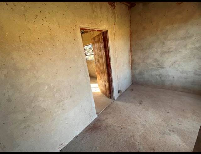 2 BEDROOM HOUSE FOR SALE IN LEBOWAKGOMO ZONE A